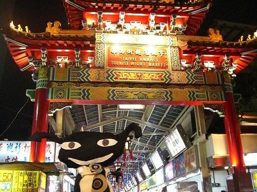なんでもありの夜市を視察するオレ